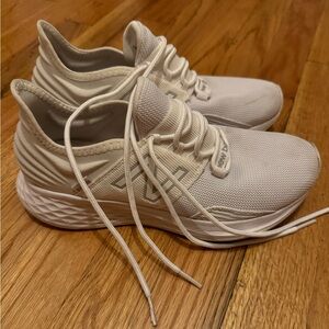 Size 8 Women’s New Balance Tennis Shoes